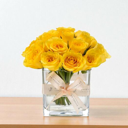 Солнечное блаженство в стеклянной вазе