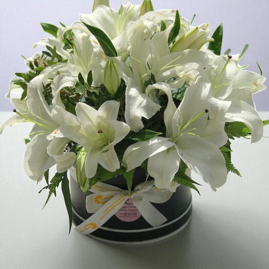 Коробка с белыми лилиями