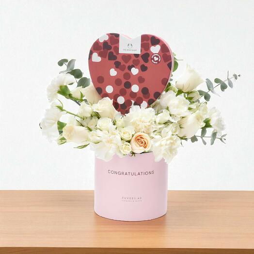 Обещание в лепестках – поздравительная цветочная коробка с клубничным сердечком