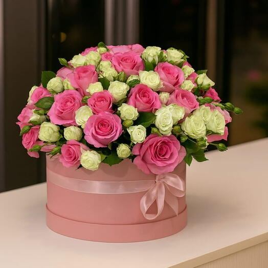 Rosa rosa y blanca en una caja