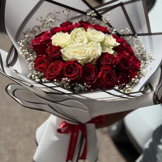 Букет красных и белых роз