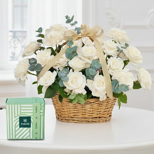 Cesta Pure Grace - 25 rosas blancas y Patchi 500g