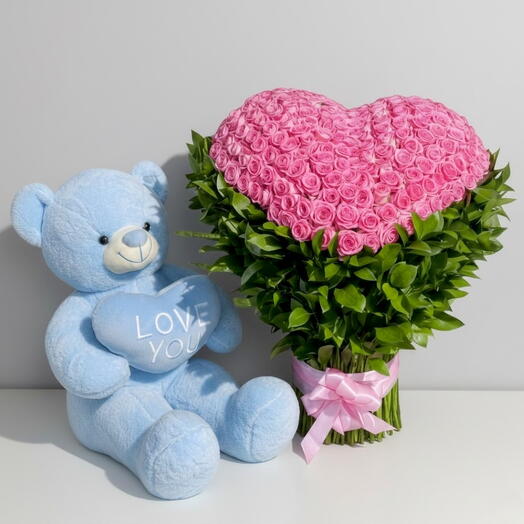 Композиция из роз в форме сердца