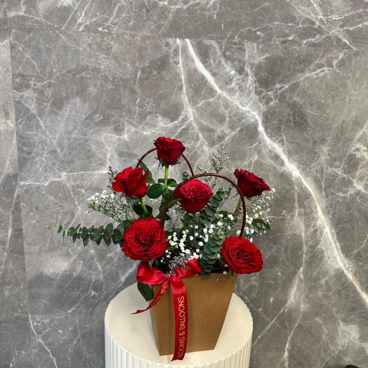 Красные розы в пакете