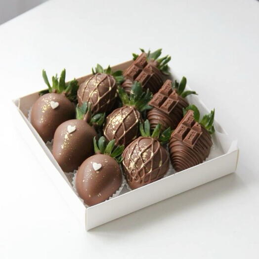 Роскошная коробка клубники в шоколаде