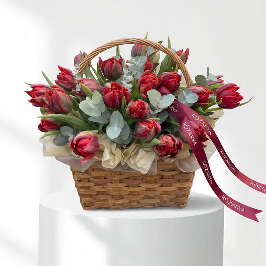 Красные пионовидные тюльпаны: Корзина «Рубиновый бархат»