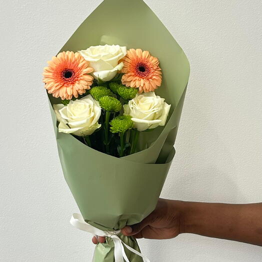 Элегантная белая роза   мини-букет персиковой герберы
