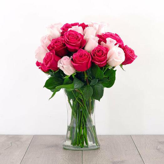 Испанские бордовые розы в стеклянной вазе