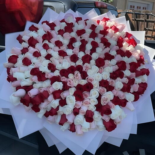 Букет из 300 смешанных роз ко Дню святого Валентина