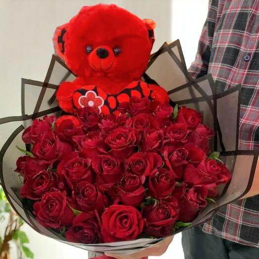 Букет из красных роз с игрушками