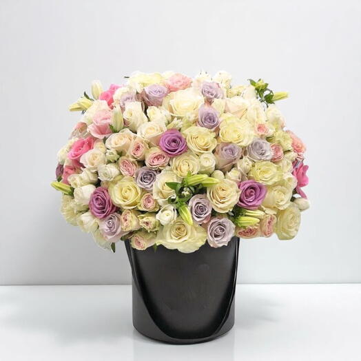 Mélodie mystique: roses violettes, roses roses et blanches dansant avec des lys blancs dans une boîte gracieuse