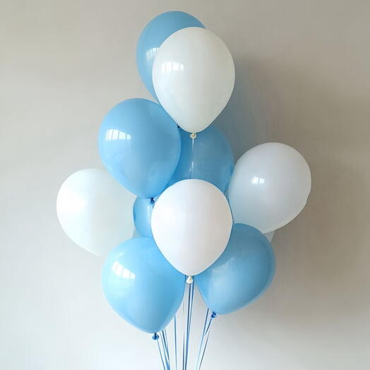 Букет белых и светло-голубых шаров
