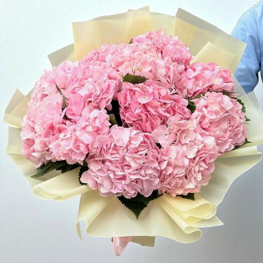 Букет розовых гортензий;