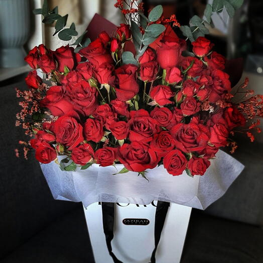 Букет из красных роз и мини-роз с сумкой