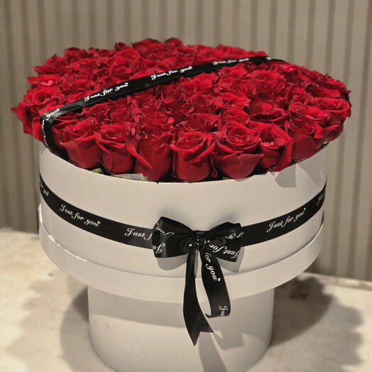 Fleurs dans une boîte en cuir