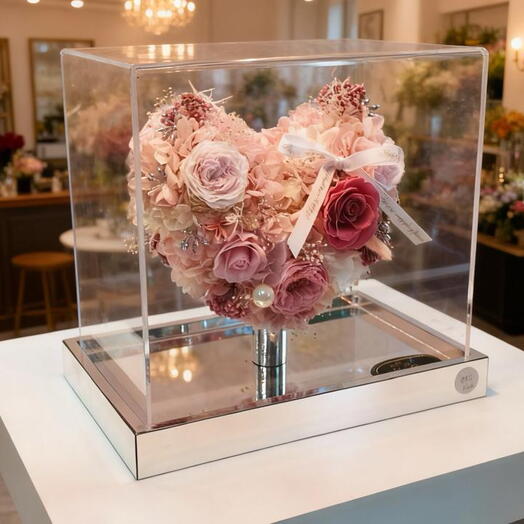 Decoración de corazón con flores preservadas