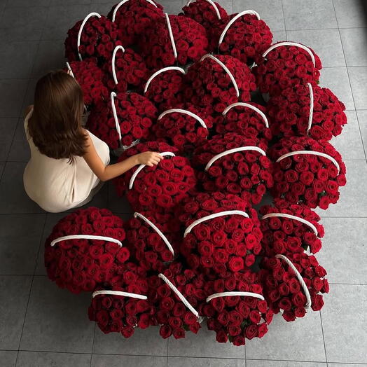 Набор: корзина с красными розами