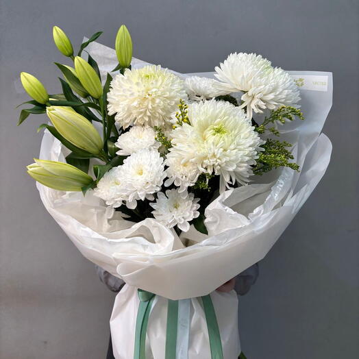 ЛИЛИЯ  ДЕКОР  ЗОЛОТАРНИК  ХРИЗАНТЕМА  В БУКЕТЕ