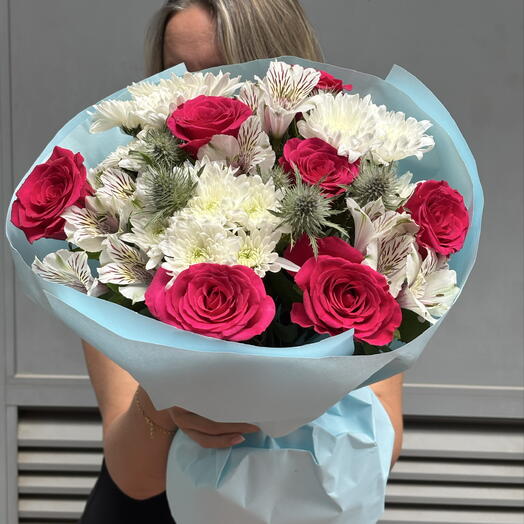 Fuchsia roses bouquet