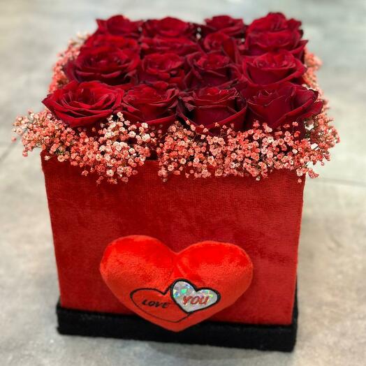 Розы с гипсофилой в квадратной коробке