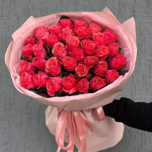 Тёмно-розовые розы в букете