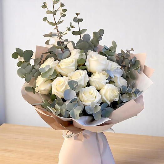 15 белых роз