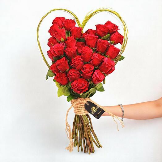 Букет в форме сердца «Влюбись» из красных роз | 30 романтических роз для особых случаев