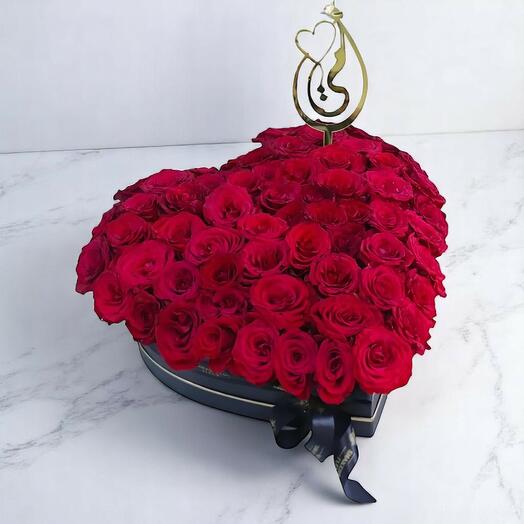 Momshie Heart Box – 60 красных роз в коробке в форме сердца с топпером "Моя мама"