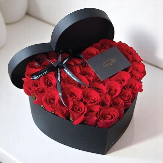 Elegant Heart-Shaped Red Rose Box – Romantic Floral Gift for Special Occasions