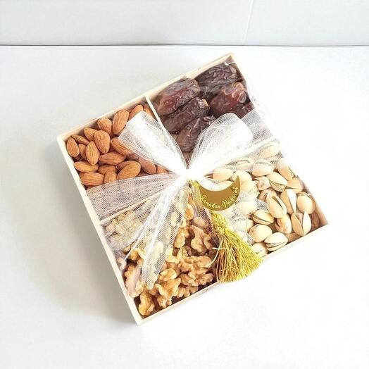 Премиальная подарочная коробка к Рамадану – финики Меджул, жареные грецкие орехи (450 г)