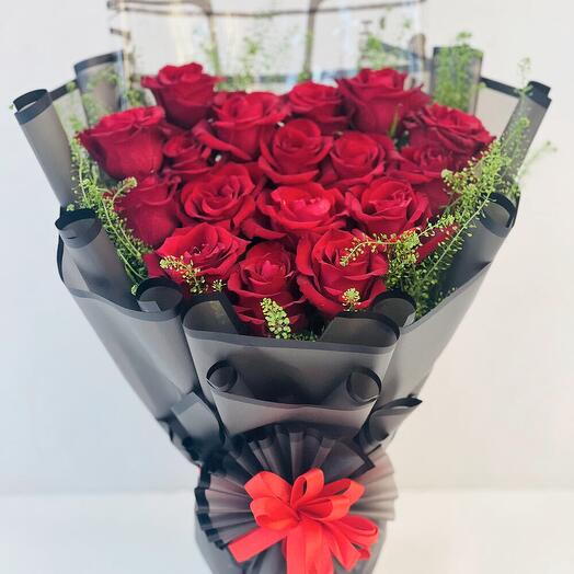 Bouquet en forme de cœur de roses rouges