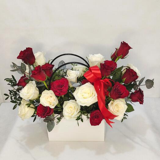 Dreamland: 12 стеблей красных роз, 12 стеблей белых роз
