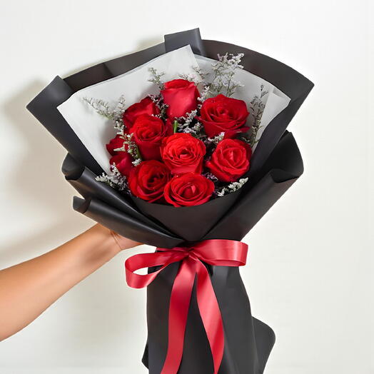 Carmesí de medianoche: 11 rosas rojas envoltorio negro