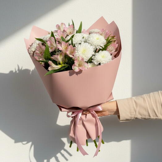 Элегантный букет альстромерий и хризантем