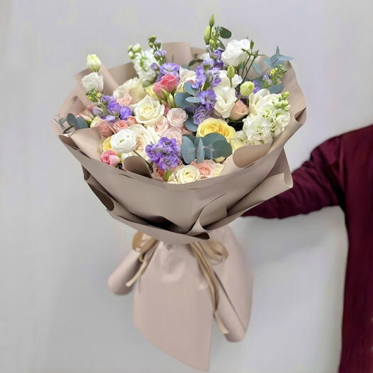 Великолепная пурпурная маттиола и белая роза — эффектный акцент