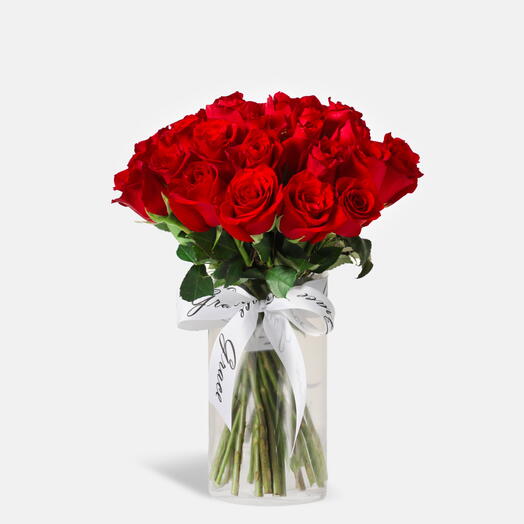 Красные розы в вазе