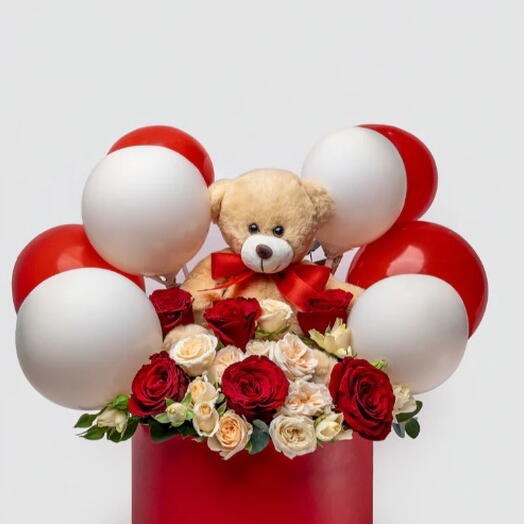 Цветы ко Дню святого Валентина и медвежьи объятия - коробка с розами, плюшевым медведем и воздушным шаром