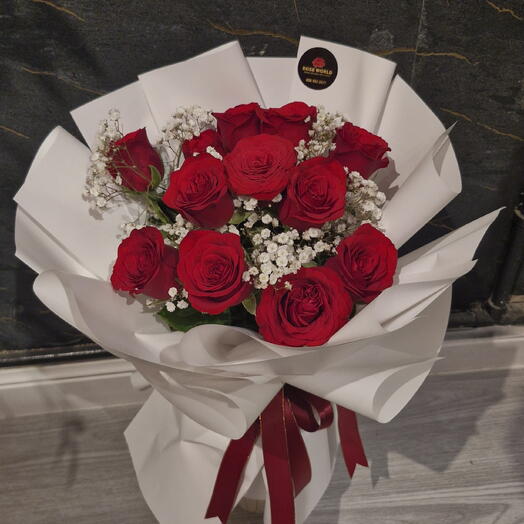 Букет ко Дню святого Валентина красные розы в белом