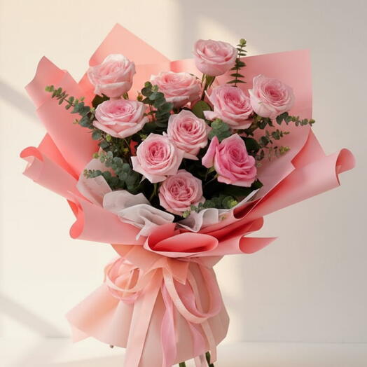 Элегантный букет из розовых роз и эвкалипта