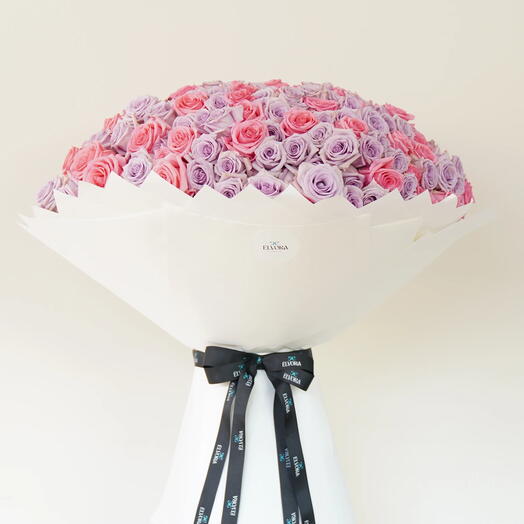 Темно-розовые и фиолетовые розы бледно-розово-фиолетовое цветение