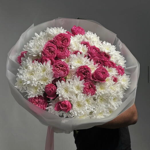 Роза фуксия Пинк Виспер   Букет белых хризантем