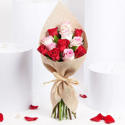 Теплые букеты из 6 розовых и 6 красных роз