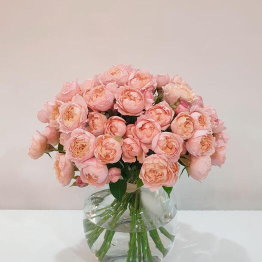 Лучезарное очарование: светлые спрей-розы Jullieta в прозрачной вазе-чаше