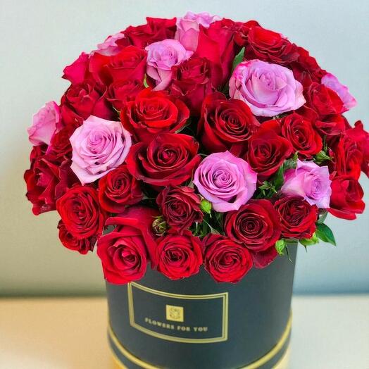 Микс красных и фиолетовых роз в средней коробке