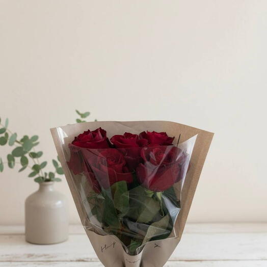 باقة كلاسيكية من الورود الحمراء