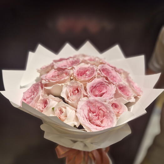 Круглый букет розовых роз