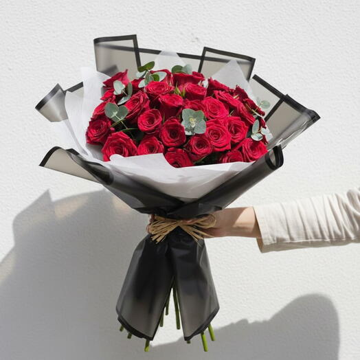 Midnight Passion – 31 Red Roses in Black   White Wrap