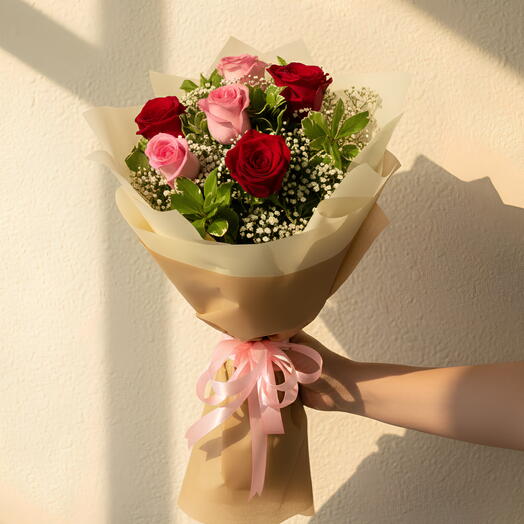Ramo de rosas rosadas y rojas