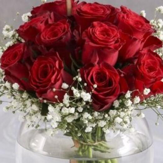 30 roses rouges avec de la gypsophile dans un bocal à poissons