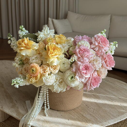 «Sorrento» basket (size M) — ranunculus, Ohara rose, hydrangea